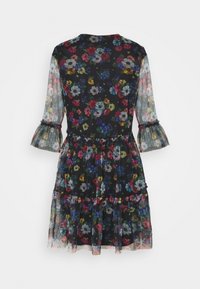 Květinové šaty z průsvitné tkaniny s černým pozadím, s volánkovou sukní, tříčtvrtečními rukávy a rýhovanými manžetami.