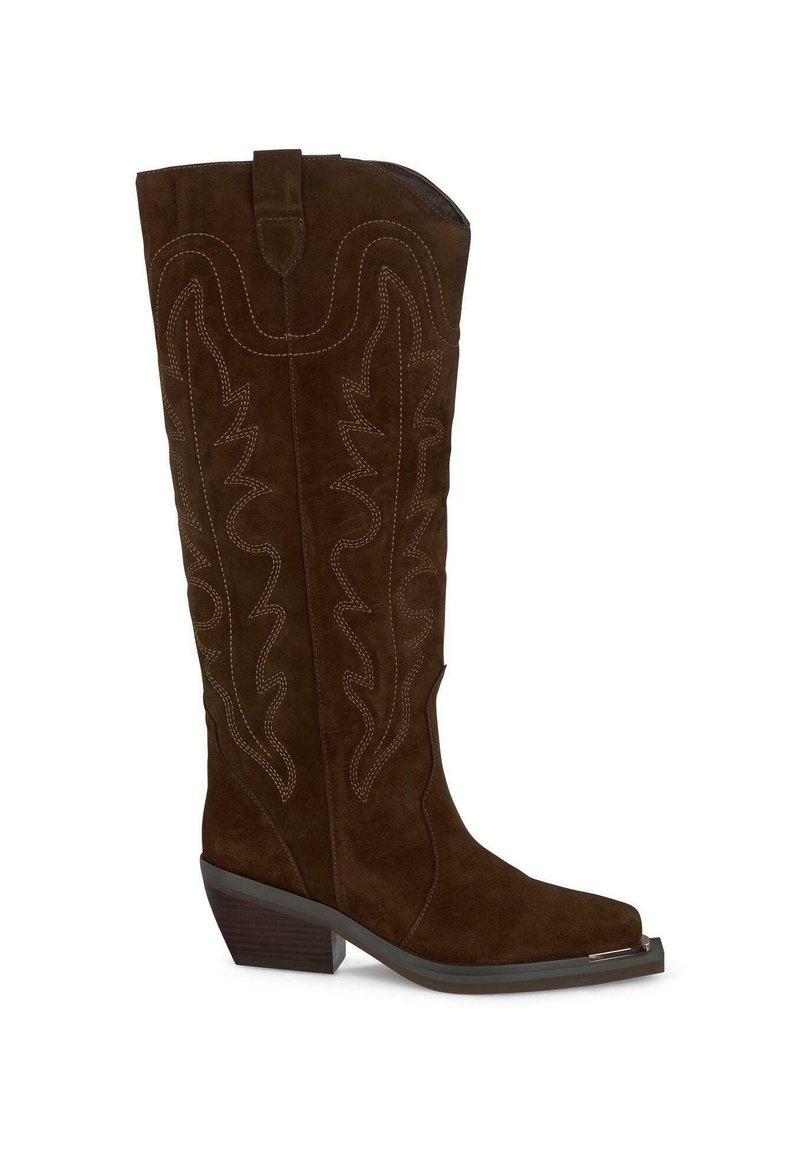 Botas de vaquero de ante marrón con un patrón de hojas bordado, puntera cuadrada y tacón apilado. Incluyen una lengüeta para facilitar el uso.