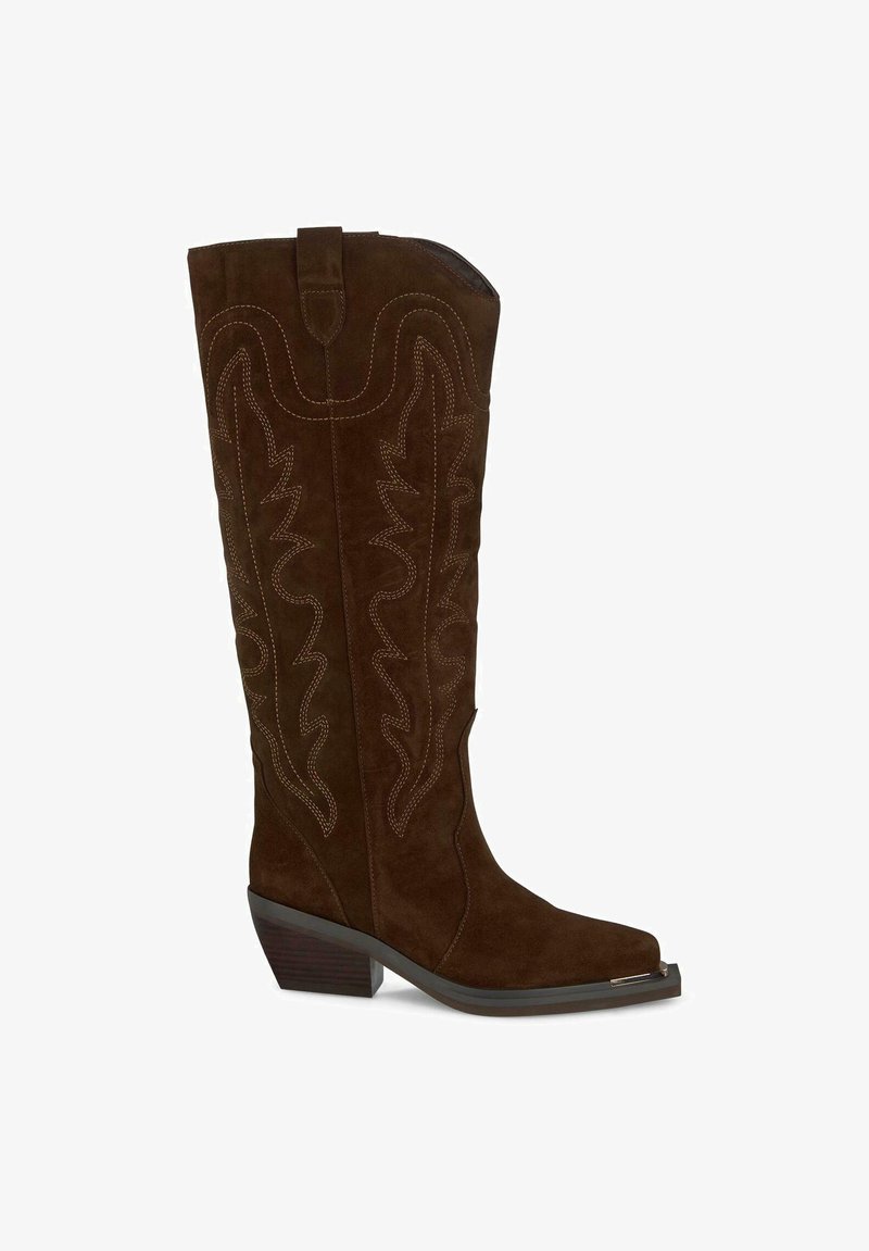 Botas de vaquero de ante marrón con un patrón de hojas bordado, puntera cuadrada y tacón apilado. Incluyen una lengüeta para facilitar el uso.