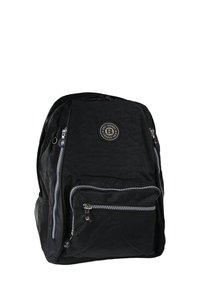 Zwarte rugzak gemaakt van duurzaam stof, met een zippered hoofdcompartiment, een voorkantzak met hardware details en een ronde logo patch.