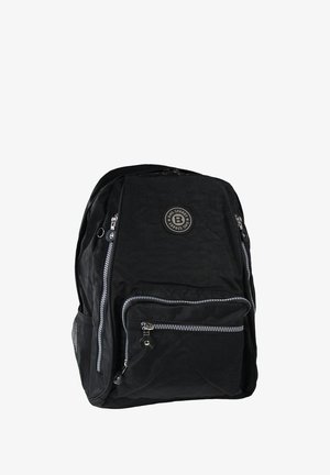 Sac à dos noir en tissu résistant, avec un compartiment principal zippé, une poche avant avec des accents en métal et un patch logo circulaire.