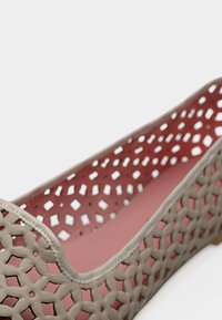 Γυναικείο επίπεδο παπούτσι με γκρι υφαντό μοτίβο με κοψίματα και ροζ πάτο.