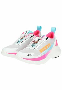 Sneaker sportive bianche con accenti rosa e blu. Caratterizzate da una parte superiore in rete, una suola spessa, lacci elastici e un dettaglio con logo sul lato.