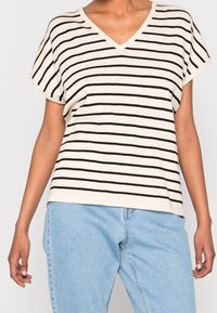 Gestreiftes V-Ausschnitt-Top mit kurzen Ärmeln in Creme mit schwarzen horizontalen Streifen; lockere Passform, weicher Stoff, mit einfachem Design.