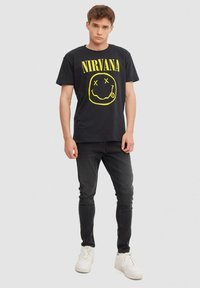 INSIDE NIRVANA - Camiseta estampada - black