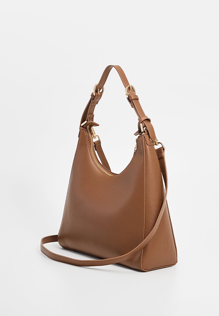 Bolso de mano de cuero marrón con un acabado texturizado, forma curva, correa de hombro ajustable y acentos de hardware en tono dorado.