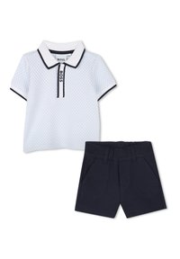 Polo azzurro chiaro a maniche corte con motivo a quadri e dettagli blu navy, abbinato a pantaloni in blu navy con tasche frontali e passanti per cintura.