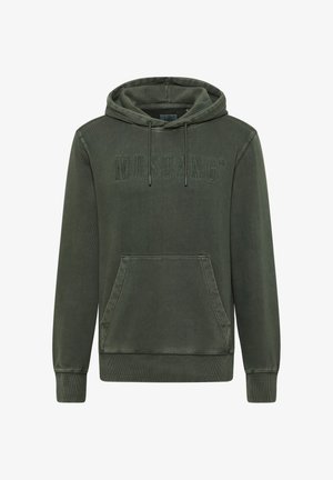 Sweat à capuche vert olive avec texture côtelée, poche kangourou et logo brodé "MUSTANG" de couleur assortie. Capuche ajustable avec cordon de serrage.