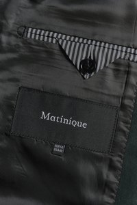 Juodas audinio žymeklis su baltu „Matinique“ logotipu, sagutė ir dryžuotu akcentu. Dydžio etiketėse nurodyta EUR 50 ir USA 40.