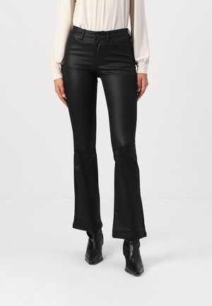 Zwarte faux leren flared broek met een gladde textuur, hoge taille, vijf-pocket ontwerp en subtiele stikdetails.