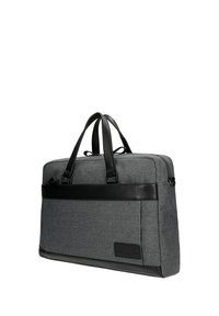 Borsa per laptop in tessuto grigio con dettagli in pelle nera, base piatta, due manici superiori, chiusura con zip e tasca frontale con patch del logo.