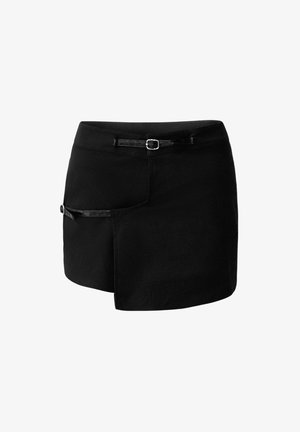 Gonna nera con finitura texturizzata, dotata di pattina frontale, passante per cintura con fibbia e tasca laterale. Lunghezza corta e design sartoriale.