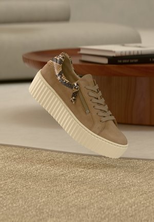 Beiger Wildleder-Sneaker mit einem gemusterten Schlangenhautkragen, ausgestattet mit einem seitlichen Reißverschluss und einer dicken, gerippten cremefarbenen Sohle.