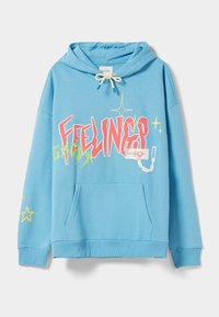 Sudadera azul clara con bolsillo frontal y cordones crema, texto colorido "SENTIMIENTOS" y diseños de estrellas en la parte frontal y las mangas.