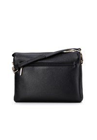 Borsa clutch in pelle nera con texture liscia, chiusura con zip, tracolla removibile e piccola tasca esterna. Dettagli hardware discreti.