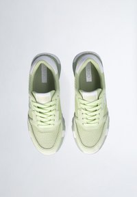 Scarpe da ginnastica verde chiaro con tomaia in rete, dettagli bianchi e suola texturizzata. Presentano una punta arrotondata e un sistema di allacciatura standard.