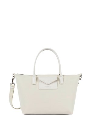 Sac cabas blanc avec deux poignées arrondies, une poche avant en forme d'enveloppe et une bandoulière amovible avec ferrures argentées.