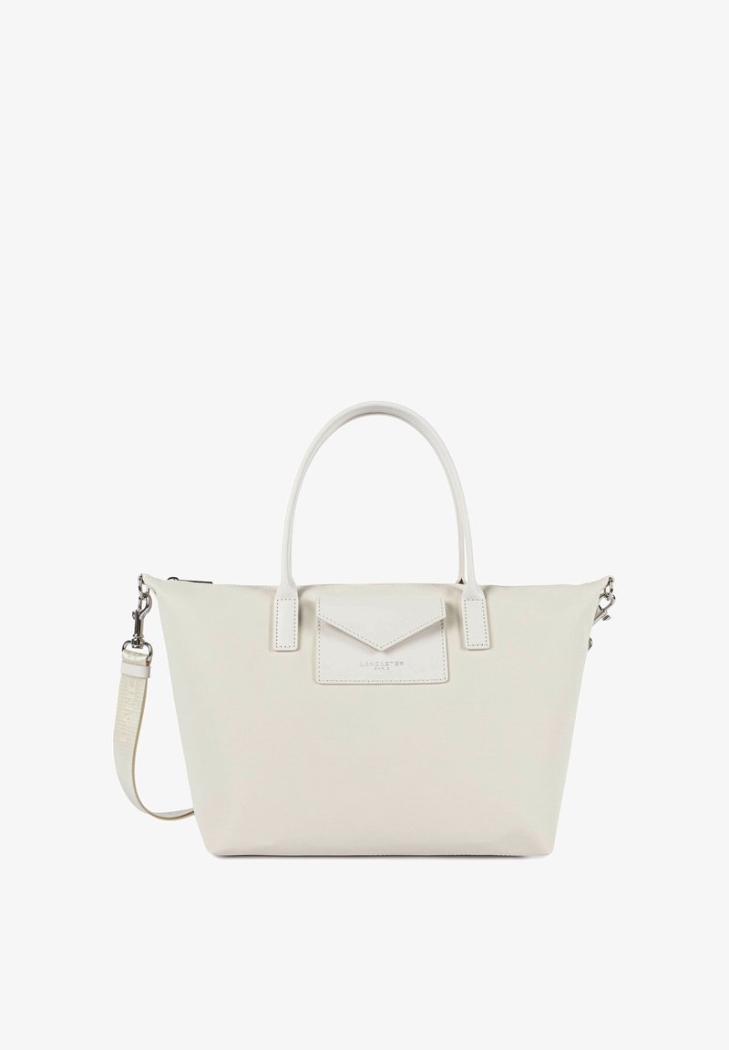 Sac cabas blanc avec deux poignées arrondies, une poche avant en forme d'enveloppe et une bandoulière amovible avec ferrures argentées.