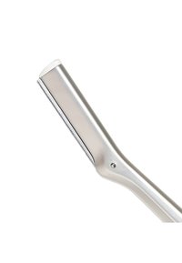 Sølvfarvet metal øjenbrynsbarberblad med beskyttelseshætte på bladet mod hvid baggrund.