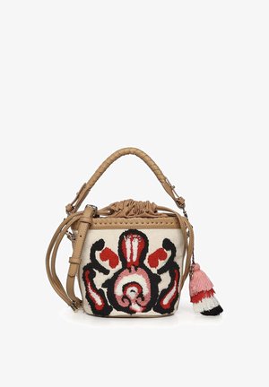 Kleine beige bucketbag met gevlochten handvat, abstract borduurwerk in rood, zwart en wit, en een kwastachtige hanger in roze-rood-wit aan de zijkant.