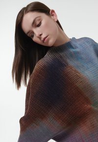 Gestructureerde, multicolor pullover met een hoge hals. De stof heeft ribbelpatronen en een kleurverloop van blauw naar bruin.