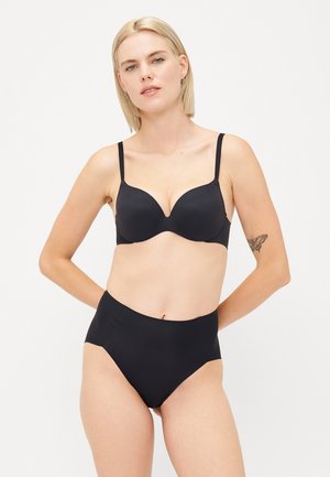 Ensemble de lingerie noir comprenant un soutien-gorge moulé lisse avec des bretelles réglables et une culotte taille haute. Le tissu est extensible et sans couture.