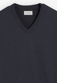 Donkerblauwe V-hals trui gemaakt van zachte stof, met een geribde halslijn, subtiele logo-accenten en een gladde textuur.