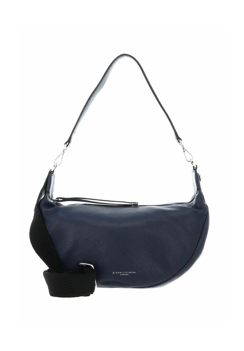 Sac à main en cuir bleu marine avec une bandoulière texturée noire, de forme courbée, fermeture éclair et quincaillerie en argent. Présente le logo de la marque sur le devant.
