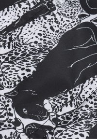 Sort og hvidt stof med et leopardprintdesign, der har detaljerede dyresilhuetter, glat tekstur og tydelig syning.