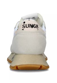 Zapatillas con parte superior de tejido blanco, detalles en ante y suela beige. Presenta la marca "SUN68" en el talón y suela de goma con tracción.