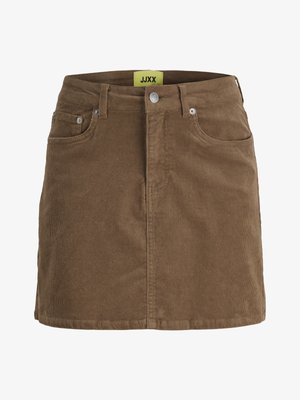 Minifalda de pana marrón con botones y cremallera delanteros, trabillas para cinturón y bolsillos delanteros, con etiqueta amarilla JJXX en el interior de la pretina.
