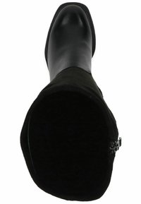 Bota de cuero negra con un eje de tela texturizada, puntera redondeada y un detalle de cremallera plateada en el costado. El interior muestra un forro suave.