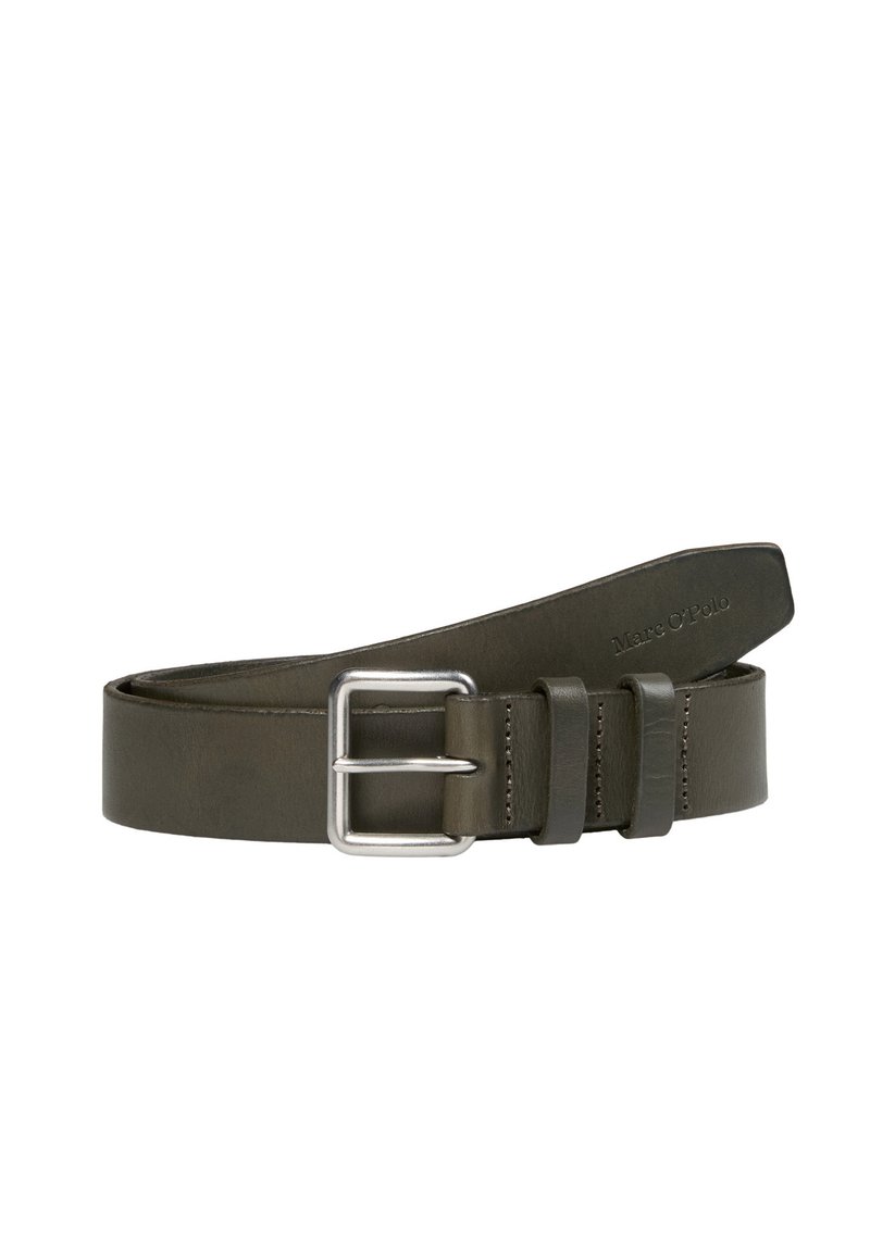 Olijfgroen lederen riem met een zilveren metalen gesp. Voorzien van drie lussen en een geperst logo op het leer. Gladde textuur, minimalistisch ontwerp.