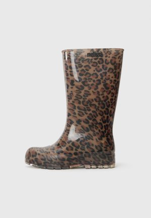 Gumene čizme za kišu u leopard uzorku, prozirne smeđe i tamnosmeđe boje, s okruglim vrhom i blago teksturiranom površinom; označene "melissa" na vrhu.
