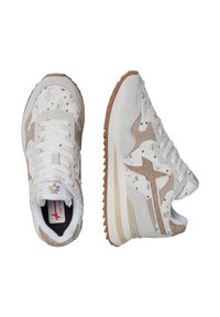 Sneakers bianchi con accenti beige, tessuto testurizzato, dettagli scintillanti e suola in gomma. Presentano una chiusura con lacci e colletto imbottito.