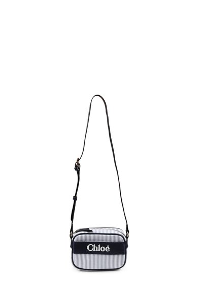 Borsa a tracolla in tessuto a righe blu navy e bianca con una robusta tracolla regolabile e un logo Chloé ben visibile sul davanti. Chiusura con zip.
