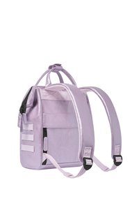 Lavendel Leder-Rucksack mit glänzender Textur, doppelten Trägern, einem oberen Griff, einer vorderen Reißverschlusstasche und drei dekorativen weißen Riemen an der Seite.