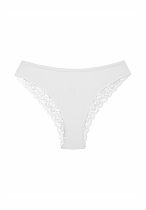 Białe stringi wykonane z gładkiego materiału z falbaniastą koronką na brzegach. Prosty, minimalistyczny design.