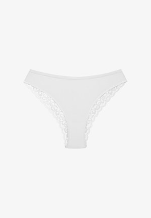Weiße Tanga-Unterwäsche aus glattem Stoff mit gewelltem Spitzenabschluss an den Kanten. Einfaches, minimalistisches Design.
