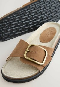 Next REGULAR FIT - FOREVER COMFORT SINGLE STRAP - Matalakantaiset pistokkaat - tan brown suede