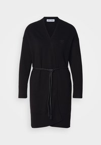 Μαύρο πλεκτό cardigan με σχεδίαση τύπου wrap, διαθέτει μακριά μανίκια, ζώνη με κόμπο, ριμπ μανσέτες και υφή. Λεπτομέρεια με κεντημένο λογότυπο.