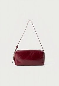 Tmavě červená kožená kabelka s obdélníkovým tvarem, hladkou texturou a tenkým ramínkem. Zlato tónované kovové doplňky.