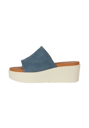 Sandali zeppa blu scamosciati con suola piattaforma beige. La parte superiore è liscia e a taglio basso, caratterizzata da un'ampia fascia singola che copre il piede.