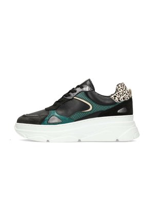 Zwarte en groene sneaker van verschillende materialen, waaronder glad leer en textuurelementen. Heeft een patroon op de achterkant en een dikke witte zool.
