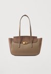 HARDWARE BRUSHED FLAP TOTE BAG - Τσάντα Tote - desert taupe