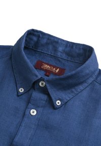 Camicia in lino blu scuro con colletto button-down, bottoni bianchi e etichetta bordeaux con logo. Tessuto liscio e design pulito.