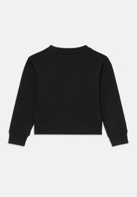 Felpa nera corta con maniche lunghe, collo e polsini a coste, texture liscia e design minimale. La vista posteriore mette in mostra bordi puliti.