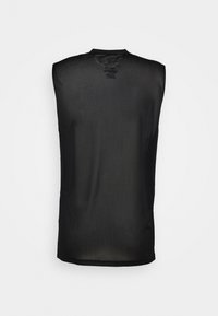 Débardeur noir en mesh avec un design respirant, col rond et surface texturée, adapté pour les vêtements de sport.