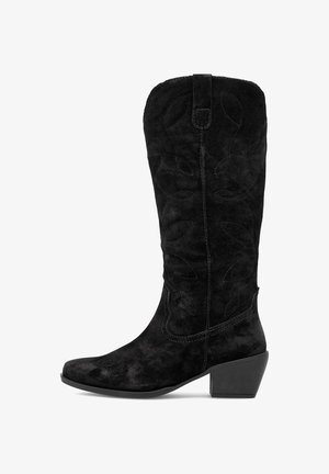 Stivale da cowboy in suede nero con altezze elevate, motivi a foglia in rilievo, punta affusolata e tacco corto a blocco. La superficie texturizzata aggiunge profondità.