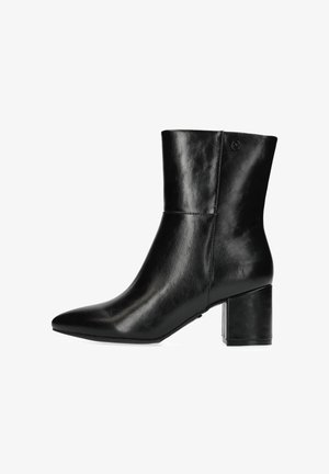 Schwarze Leder-Stiefelette mit spitzem Fuß und Blockabsatz. Glatte Oberfläche, Wadenhöhe und minimales Branding-Detail an der Seite.